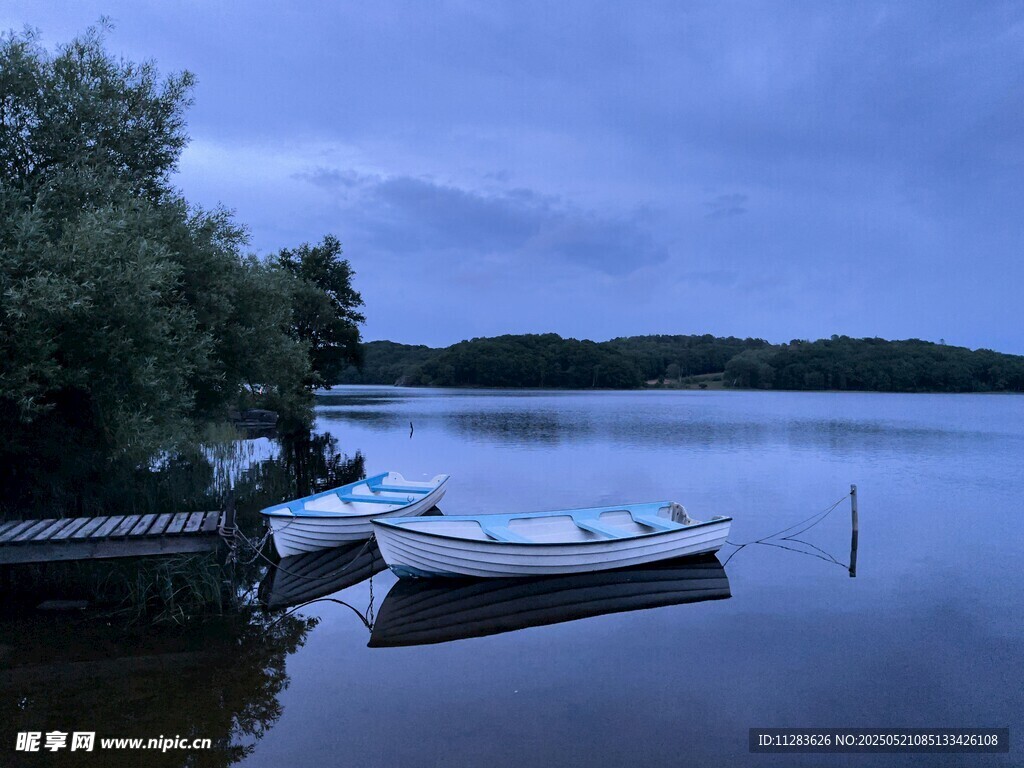 湖畔小船静景