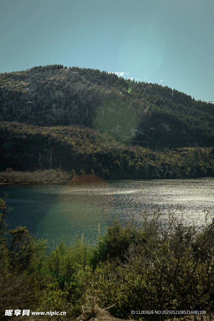 山间湖泊美景