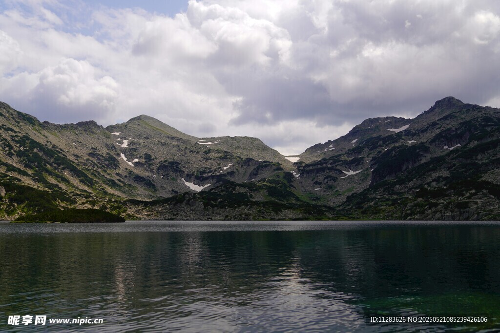 高山湖泊美景