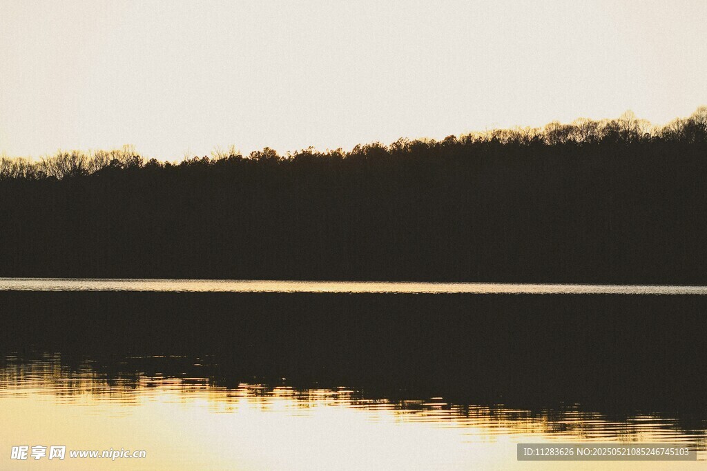 黄昏湖畔美景