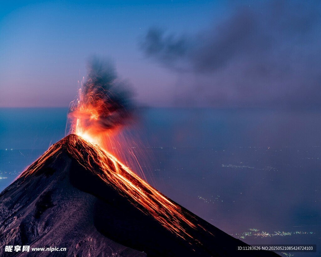 火山喷发壮丽夜景