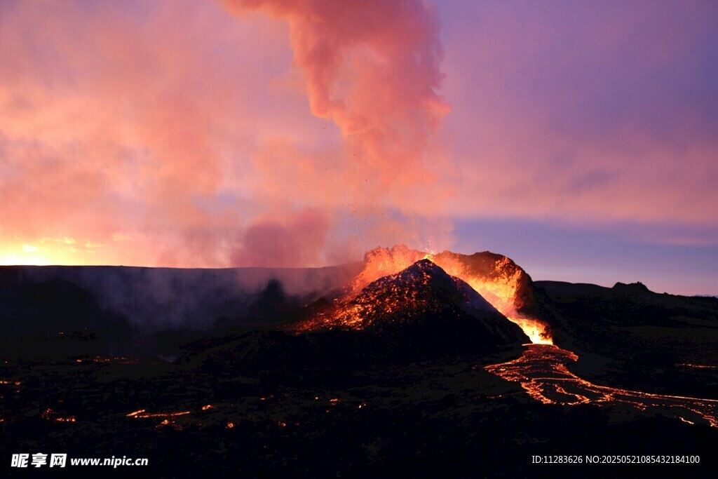 壮丽火山喷发瞬间景观