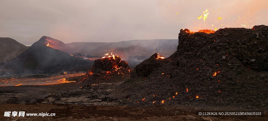 黄昏下的壮丽火山景观