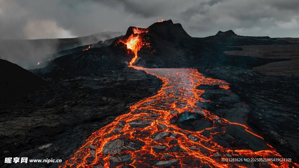 火山熔岩流淌壮丽景象