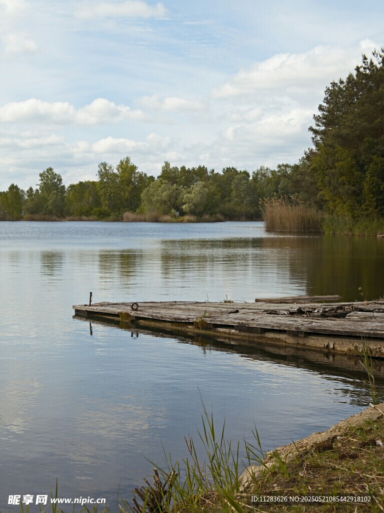 宁静湖畔木栈道风景