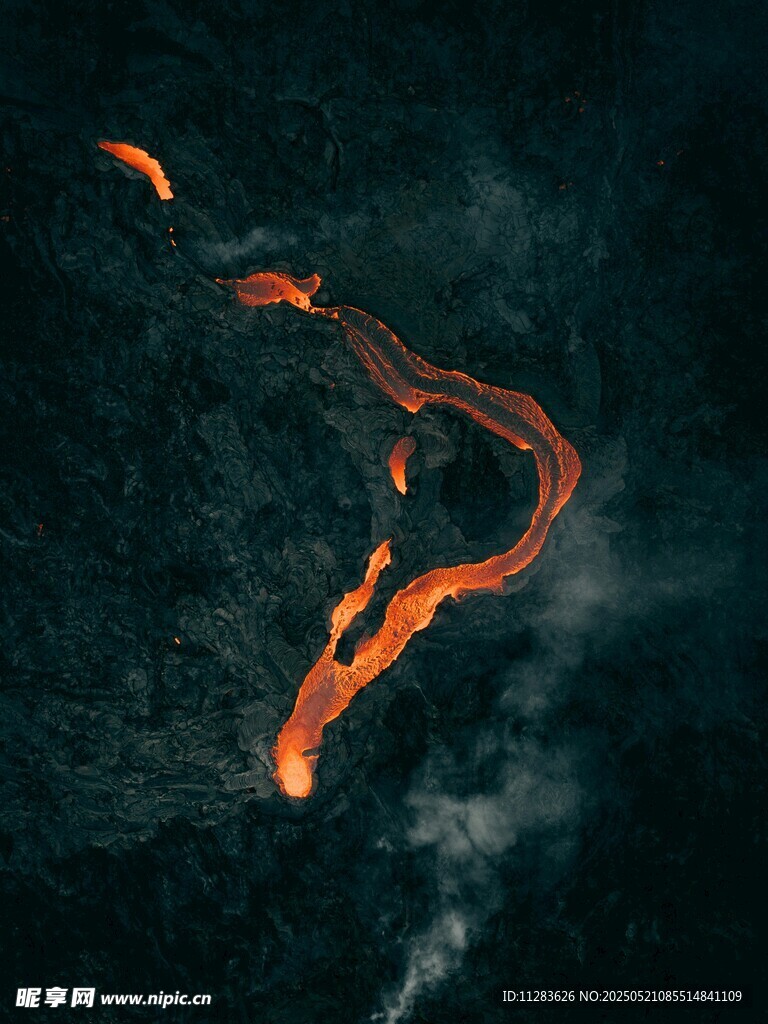 火山熔岩蜿蜒流淌景象