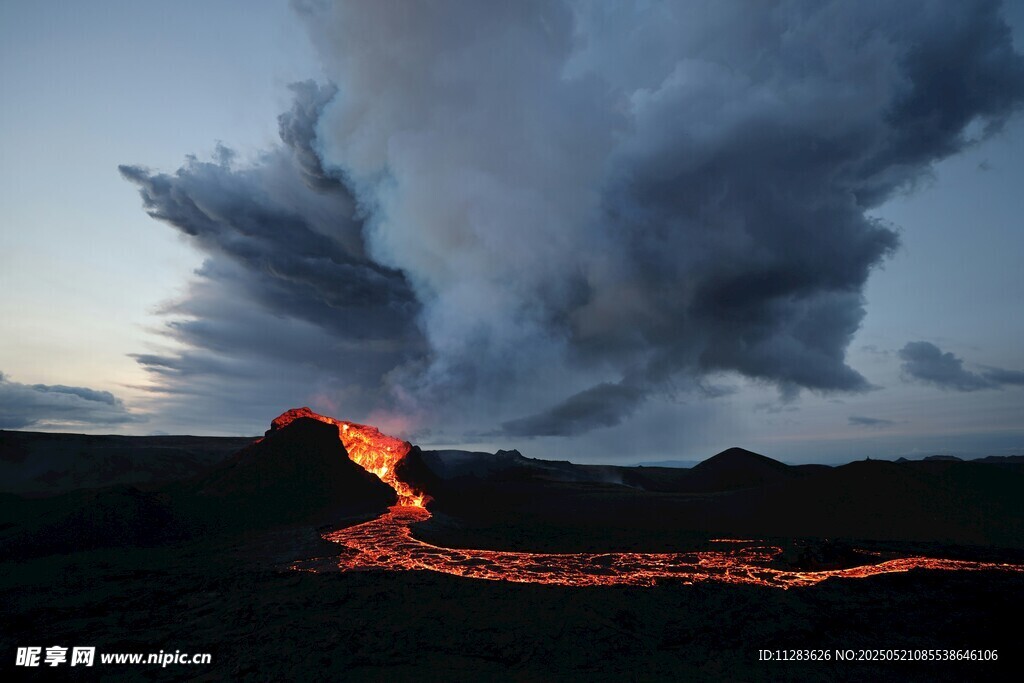火山熔岩流淌壮丽景象
