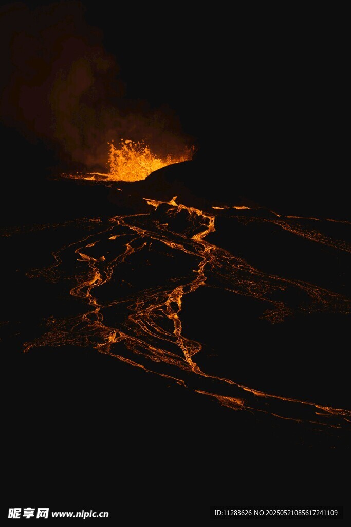 火山熔岩流淌壮观景象