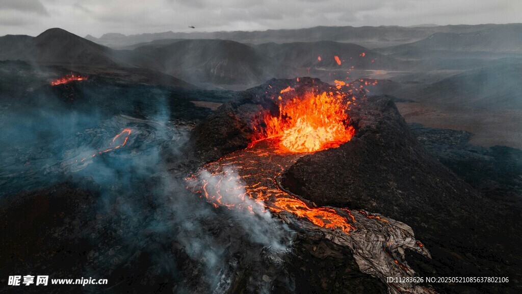 火山熔岩喷发壮观景象