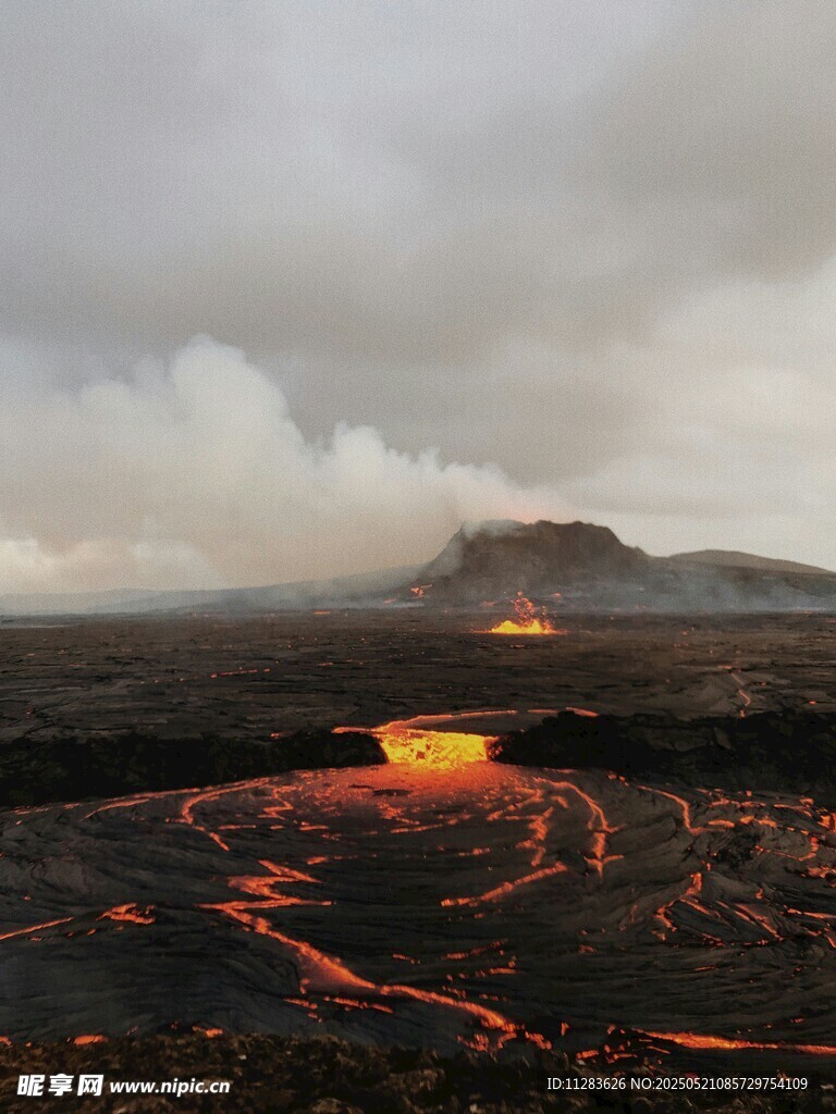 火山熔岩流淌壮观景象
