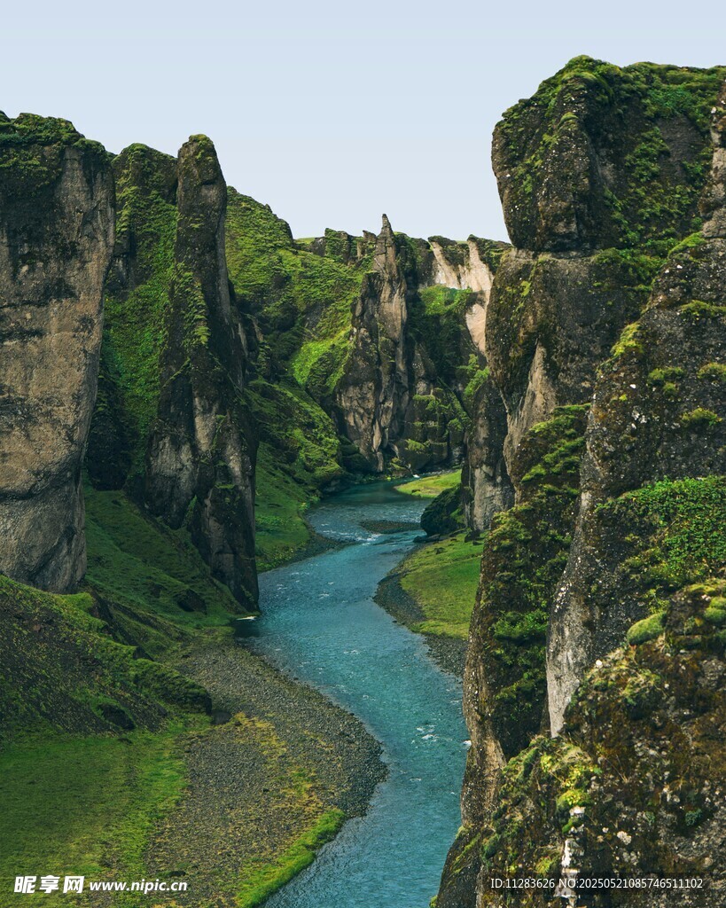 壮丽峡谷中的蜿蜒蓝河