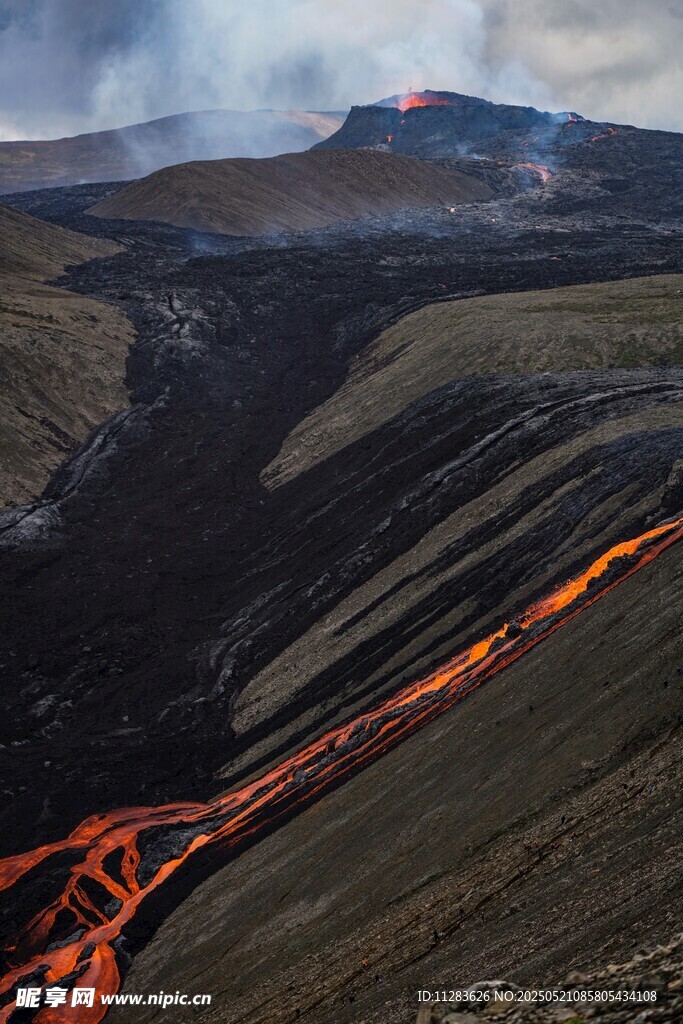 火山熔岩流淌壮丽景观