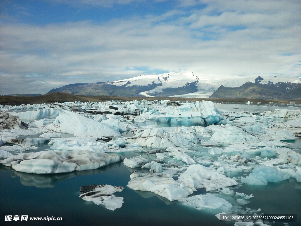 冰川漂浮于蓝色水域景观
