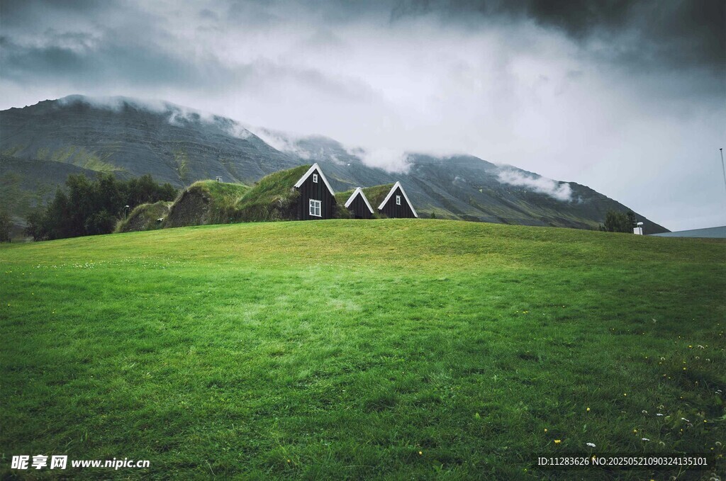 草原上的小屋与远山美景