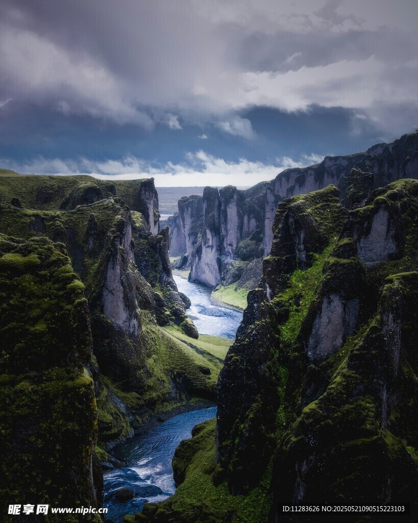 壮丽峡谷间的蜿蜒河流