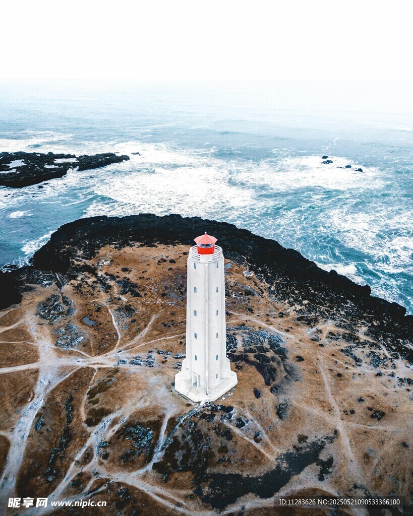 海岸灯塔俯瞰壮丽海景