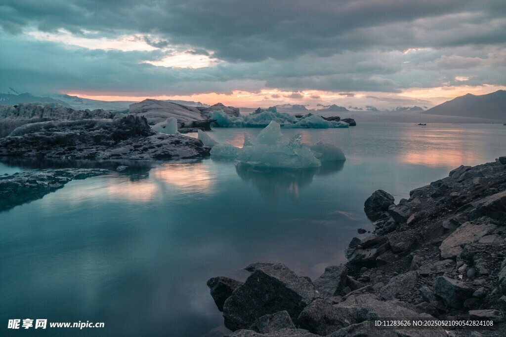 湖畔黄昏美景