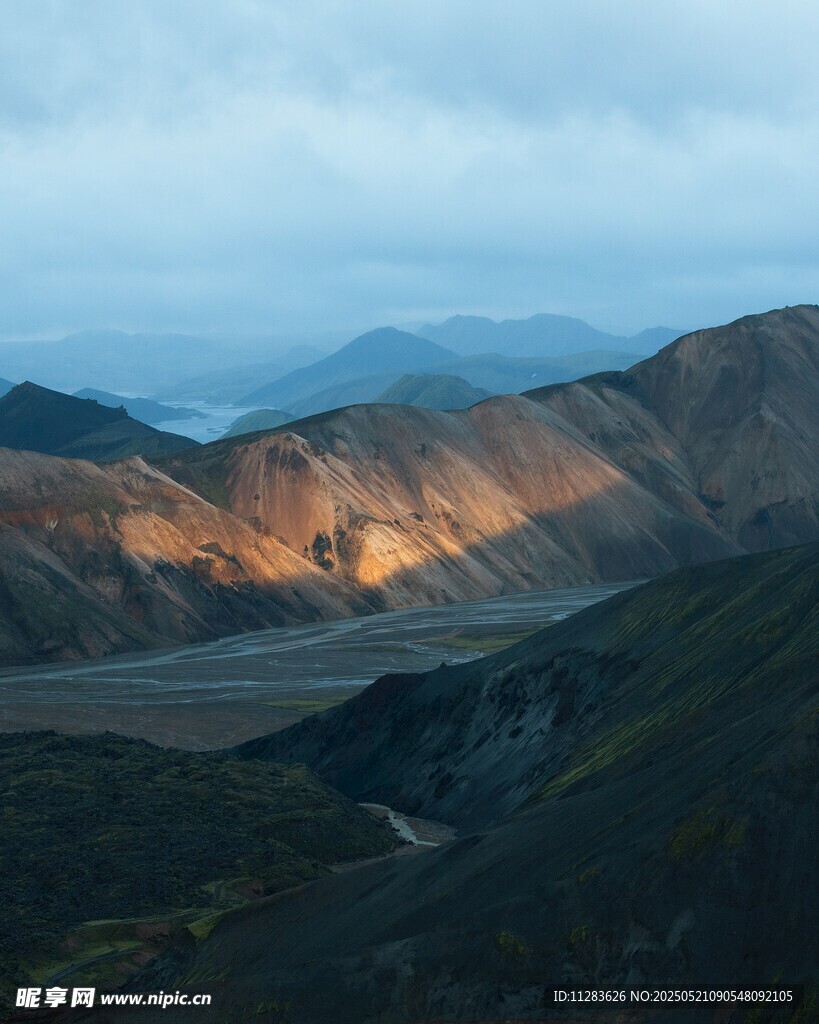 山间晨曦洒照壮丽景色