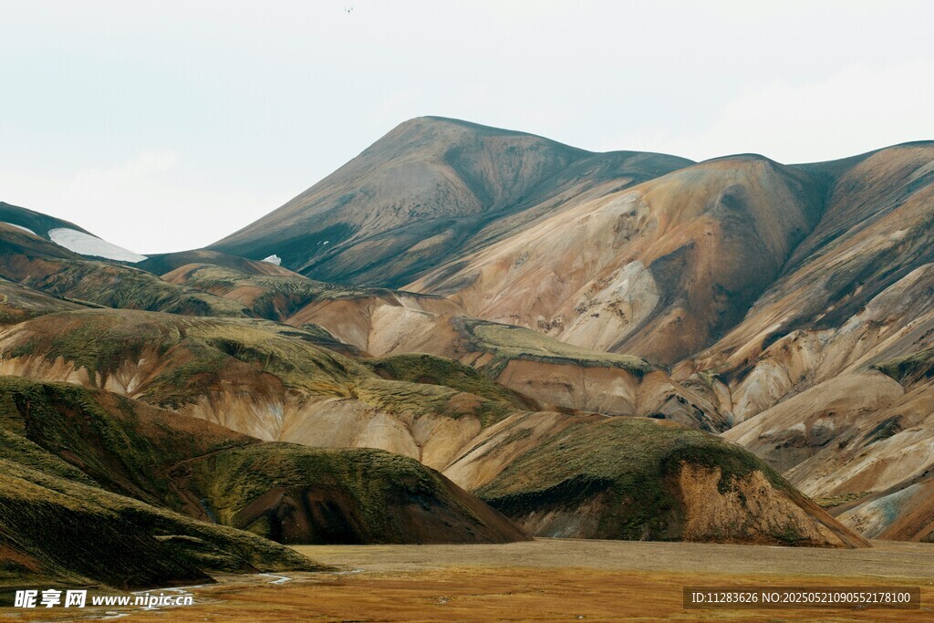 多彩山峦风景图