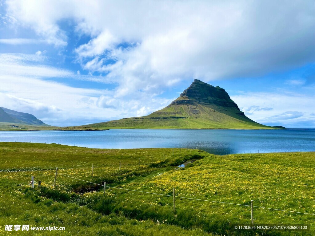 冰岛草原上的壮美山峰