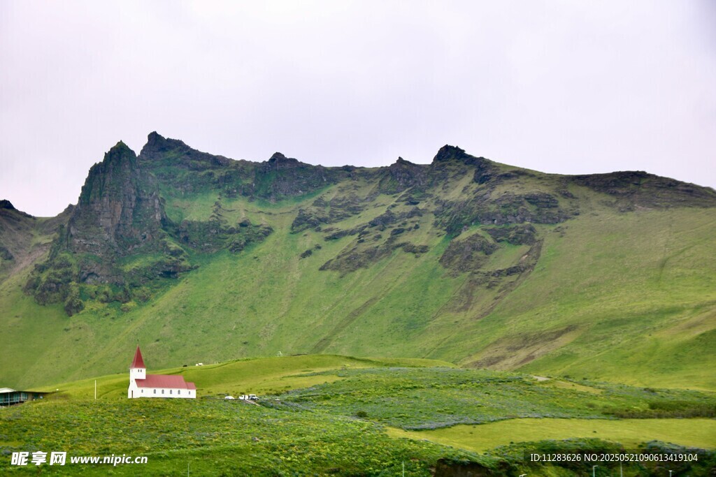 山间小屋的静谧美景