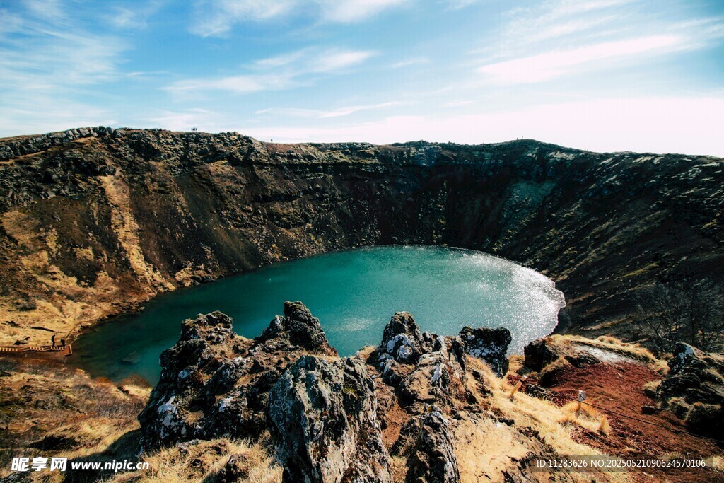 壮丽火山湖景观