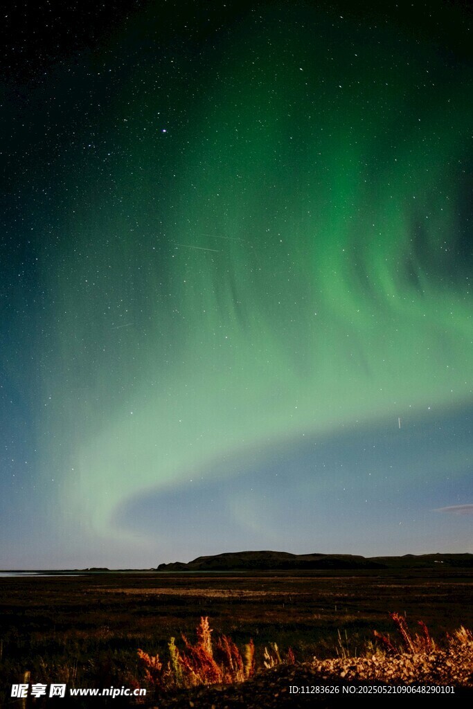 夜空中绚烂的北极光美景