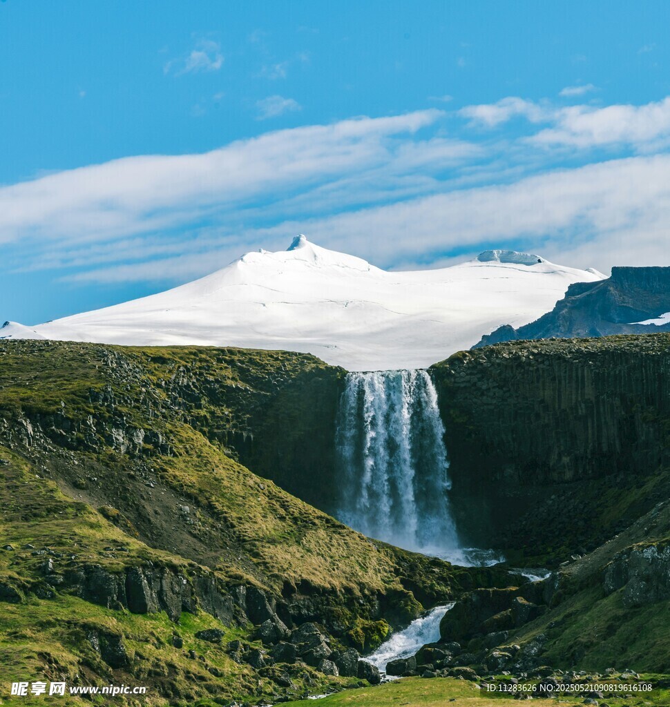 山间瀑布与远处雪山美景