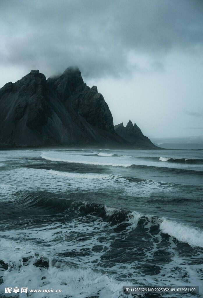 海边山峦与汹涌海浪景象