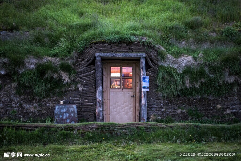 草顶小屋的温馨入口