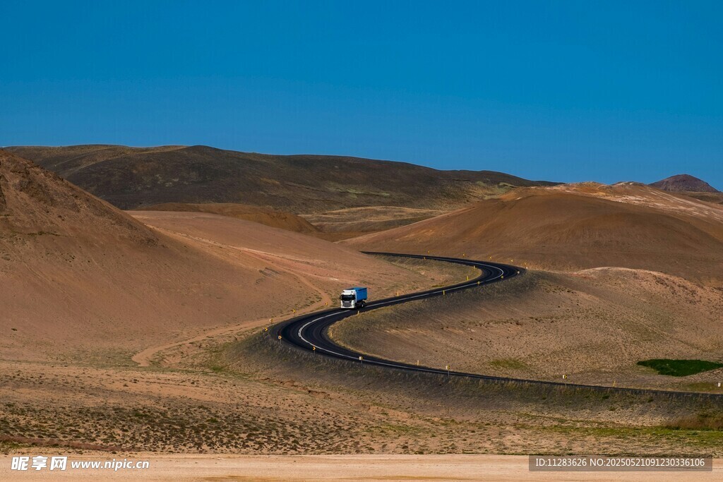 沙漠公路上的行驶车辆