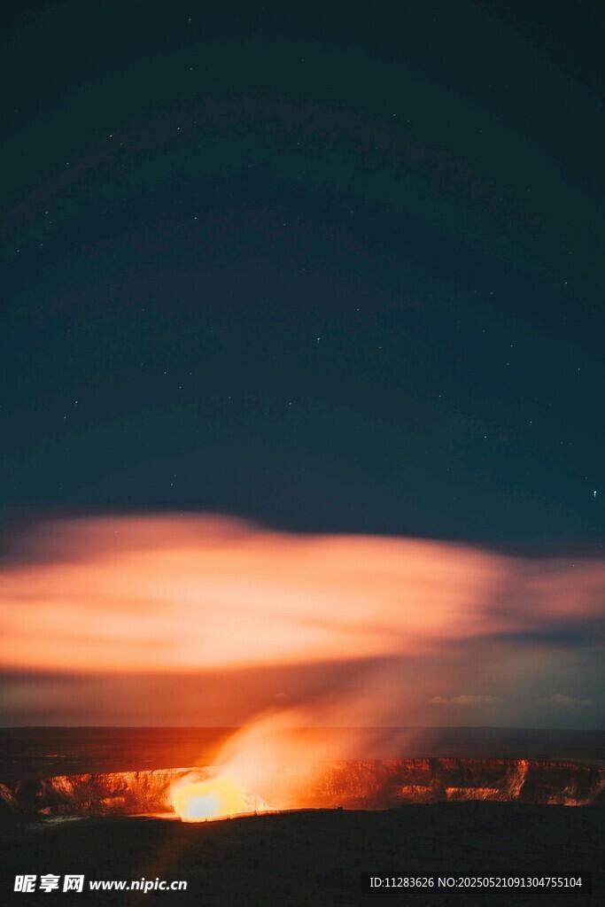 夜幕下的绚烂火光景观