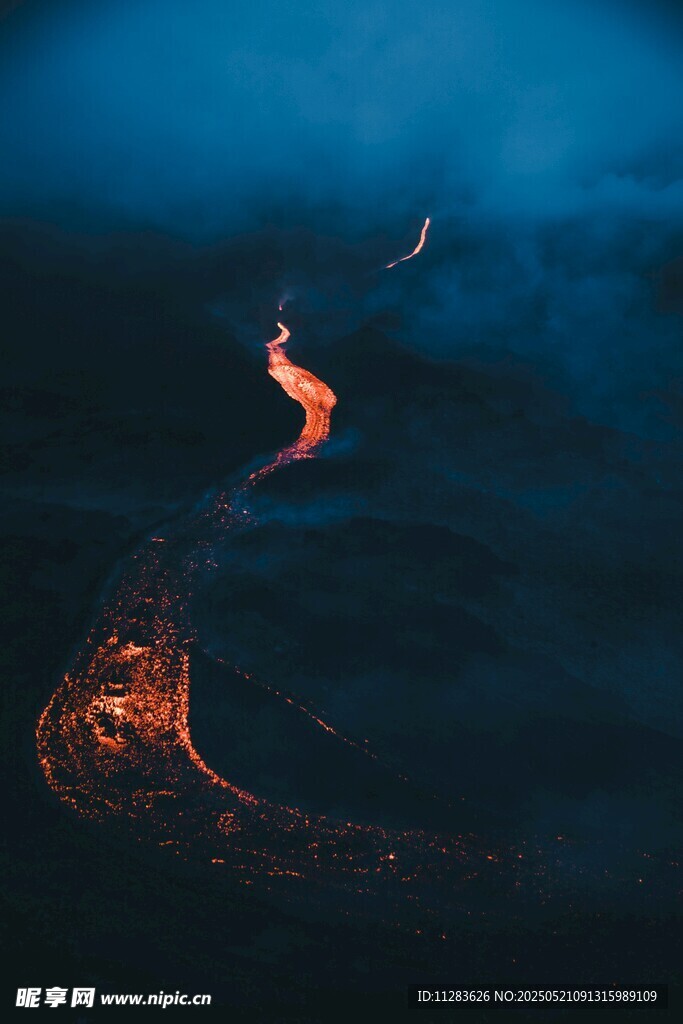 火山熔岩流淌的壮丽景象