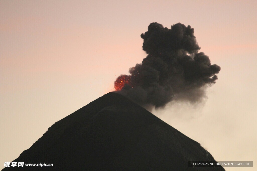 火山喷发瞬间壮丽景观