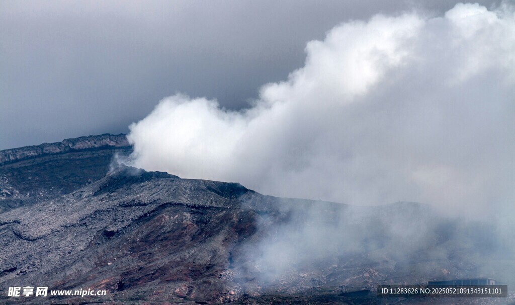 火山口云雾缭绕景象