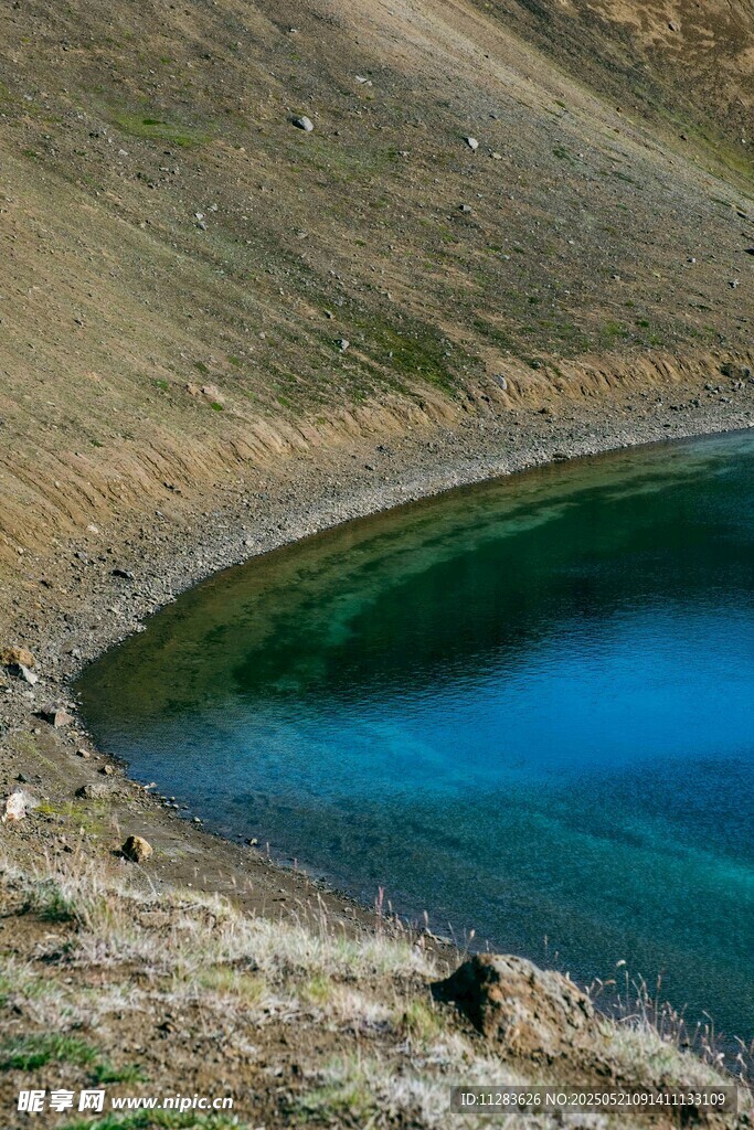 山间幽蓝湖泊美景