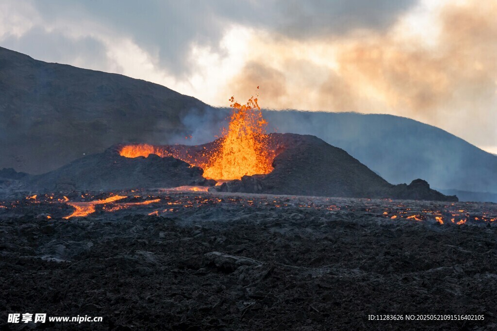 火山喷发壮丽景观