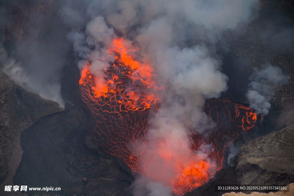 火山口炽热岩浆喷发景象