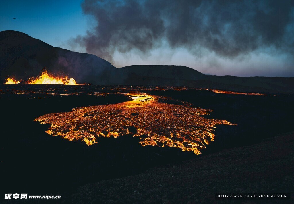 夜幕下的火山熔岩景观