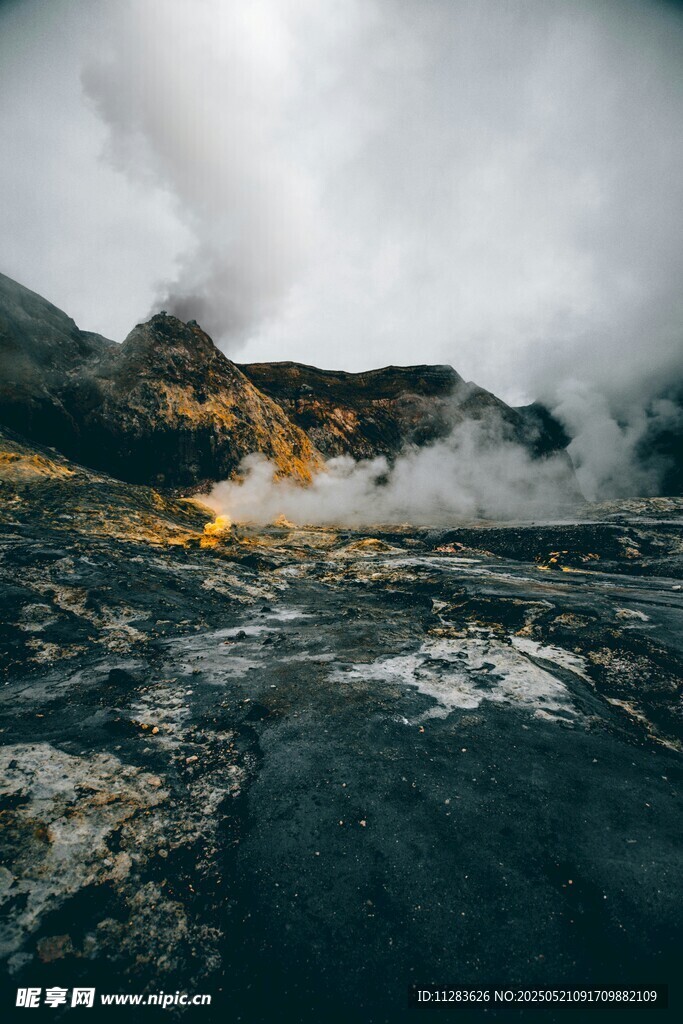 火山口蒸汽缭绕景观