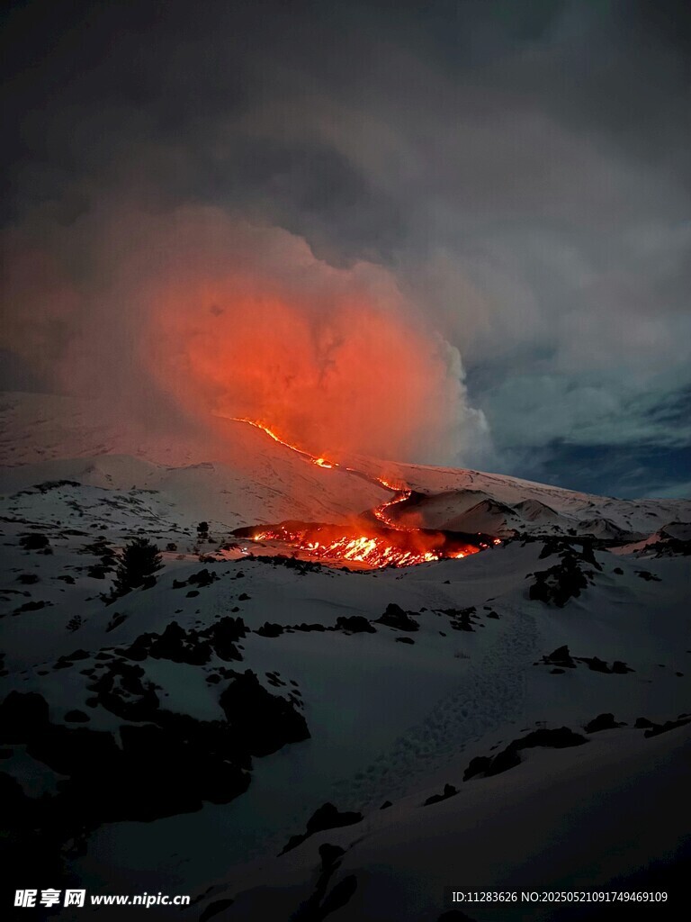 雪地中的炽热火山喷发