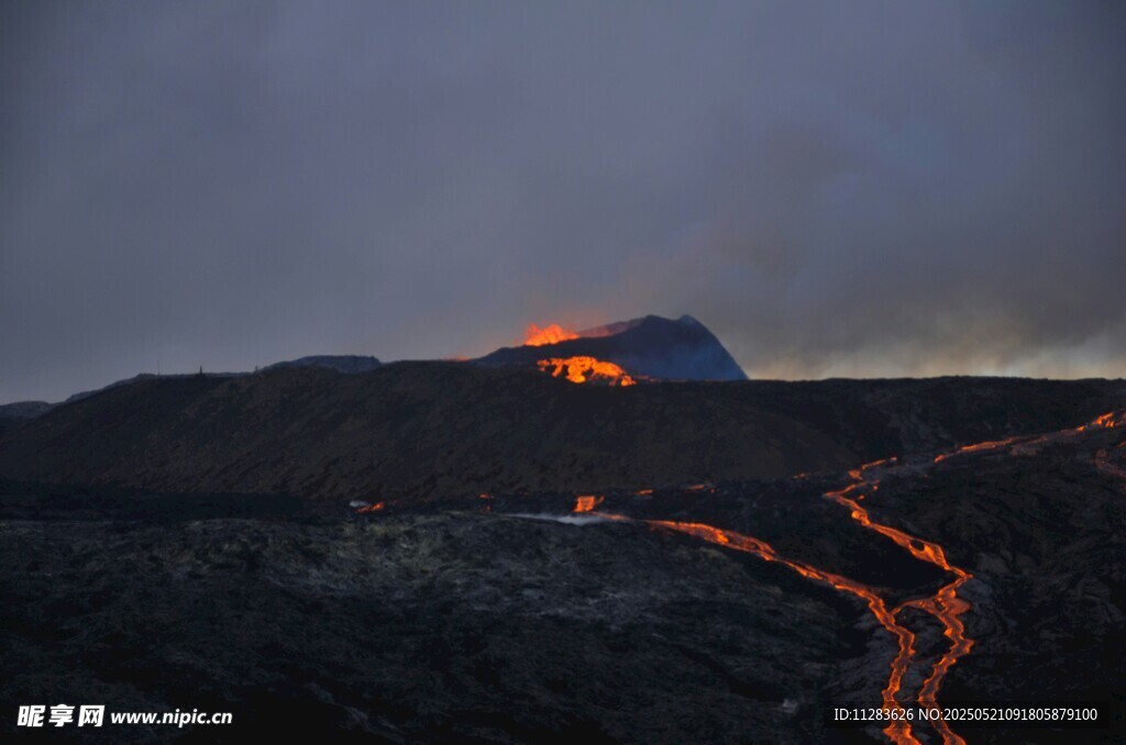 火山熔岩流淌壮丽景观