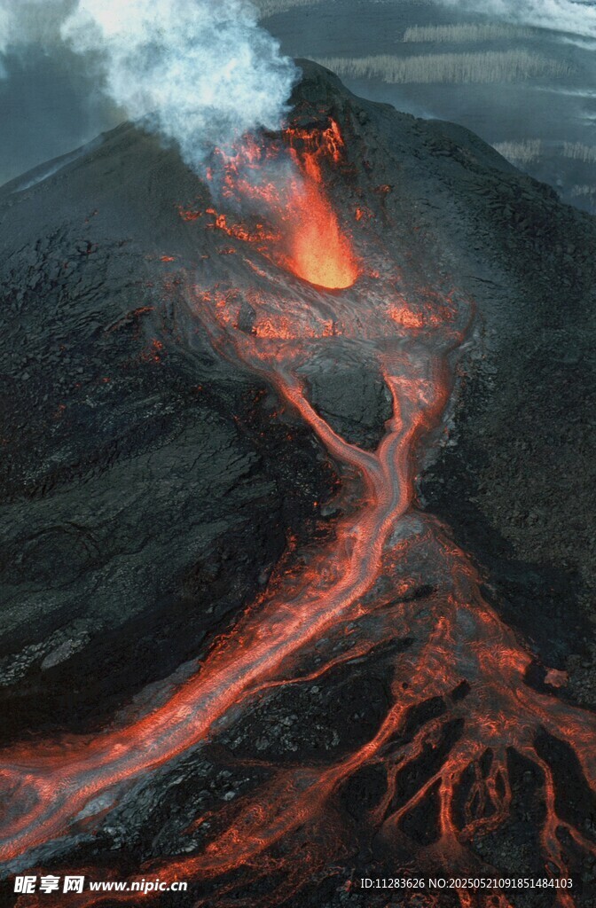 火山熔岩流淌壮观景象