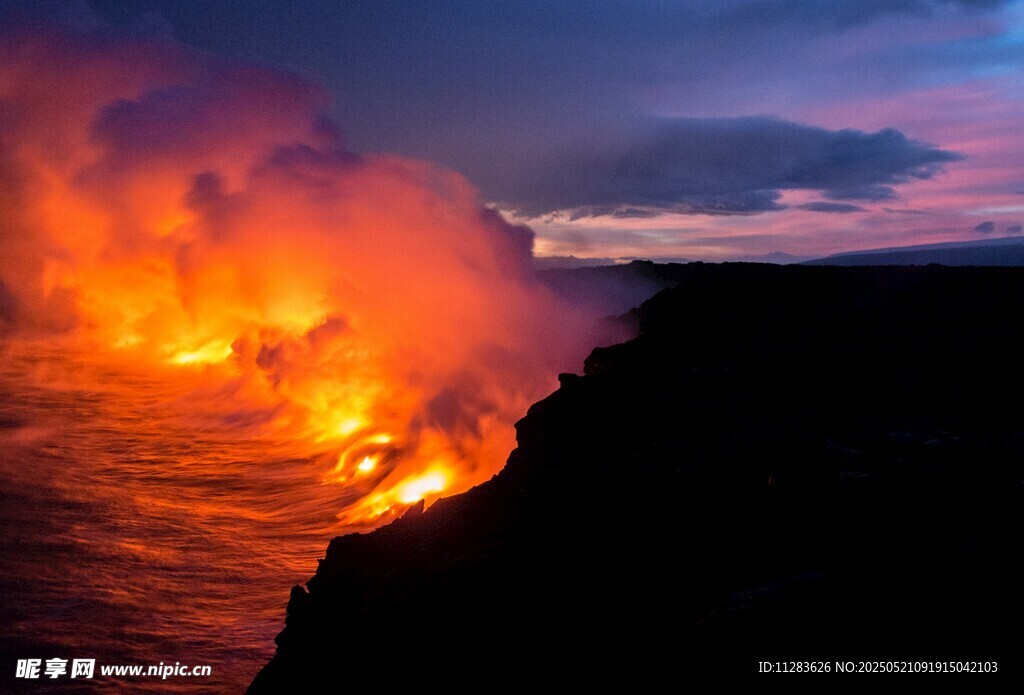 火山熔岩流入大海壮丽景象