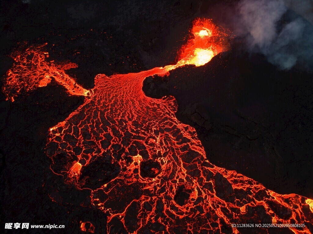 火山熔岩流淌壮观景象
