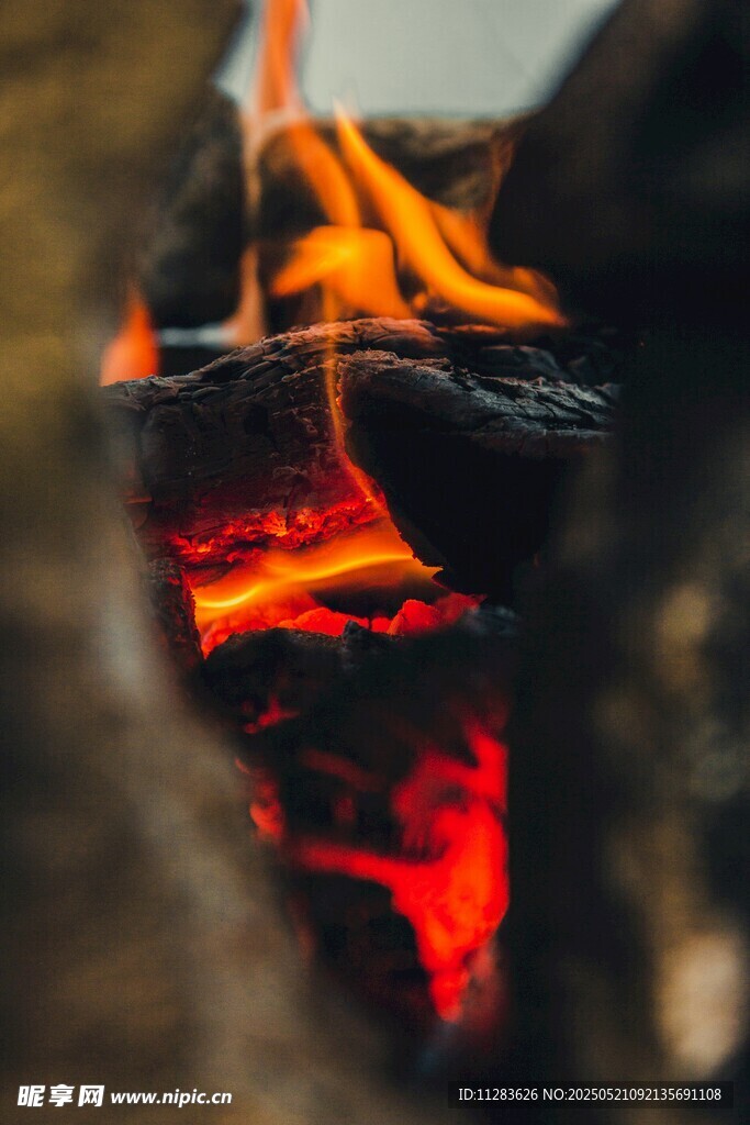 燃烧的炭火