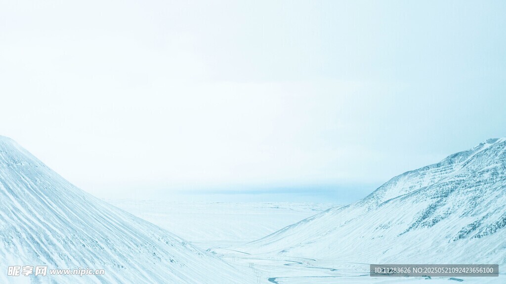 冰雪覆盖的壮丽山脉景观