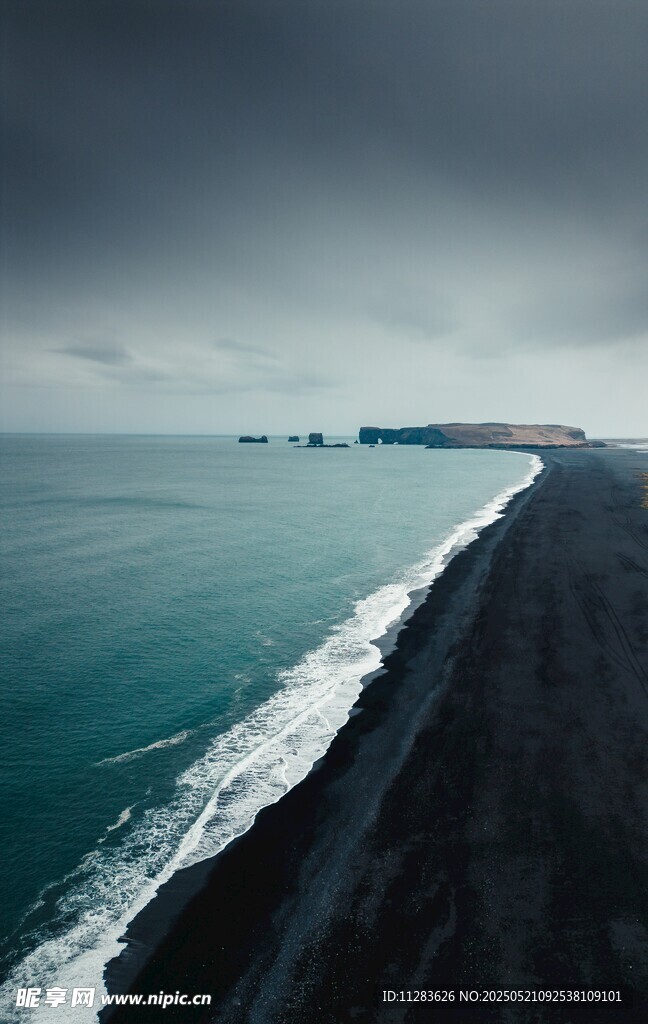 海岸边的阴沉海景
