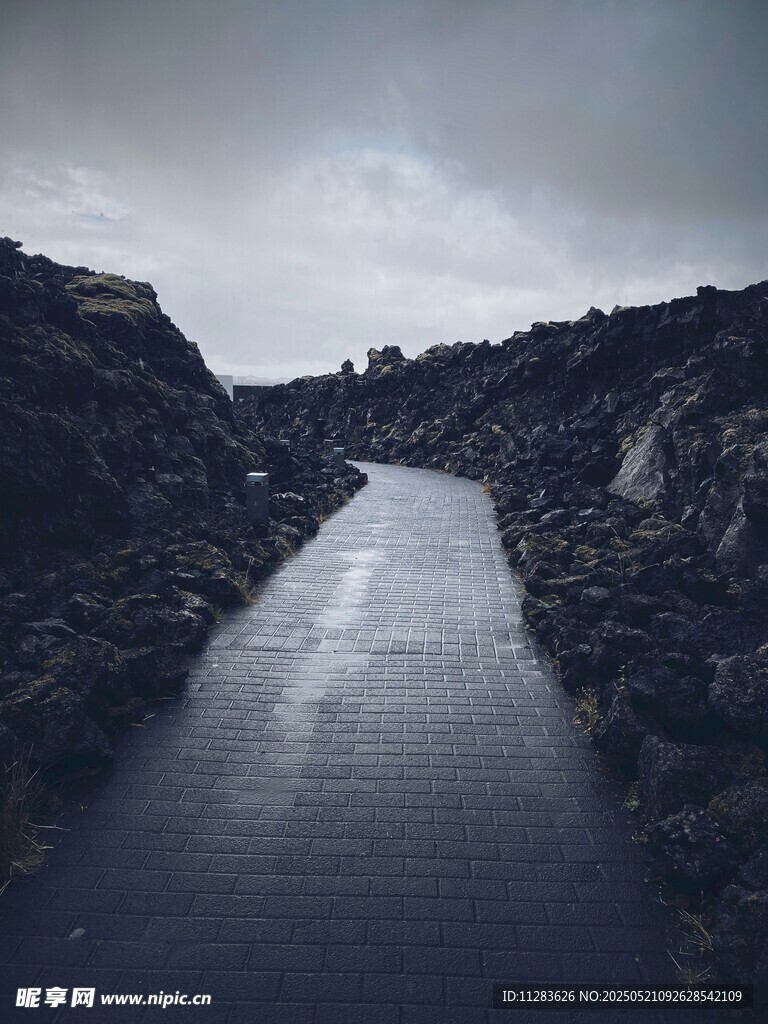 山间幽径河流静谧之景