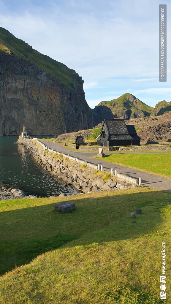 山间公路旁的小屋与美景